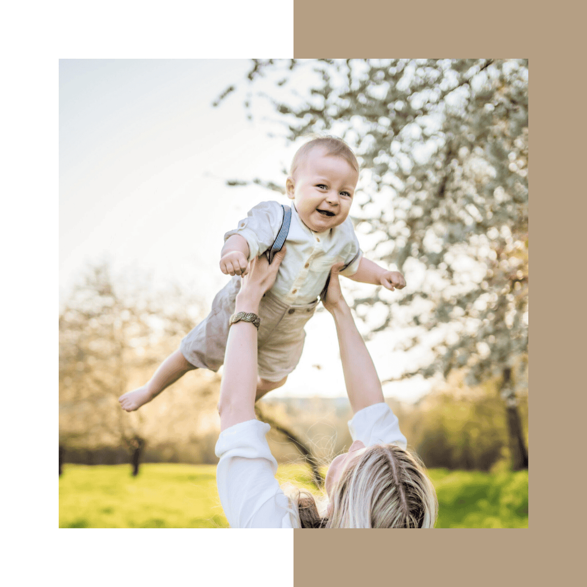 Glückliches Kind wird im Park hochgehoben, Natur und Sonne im Hintergrund.