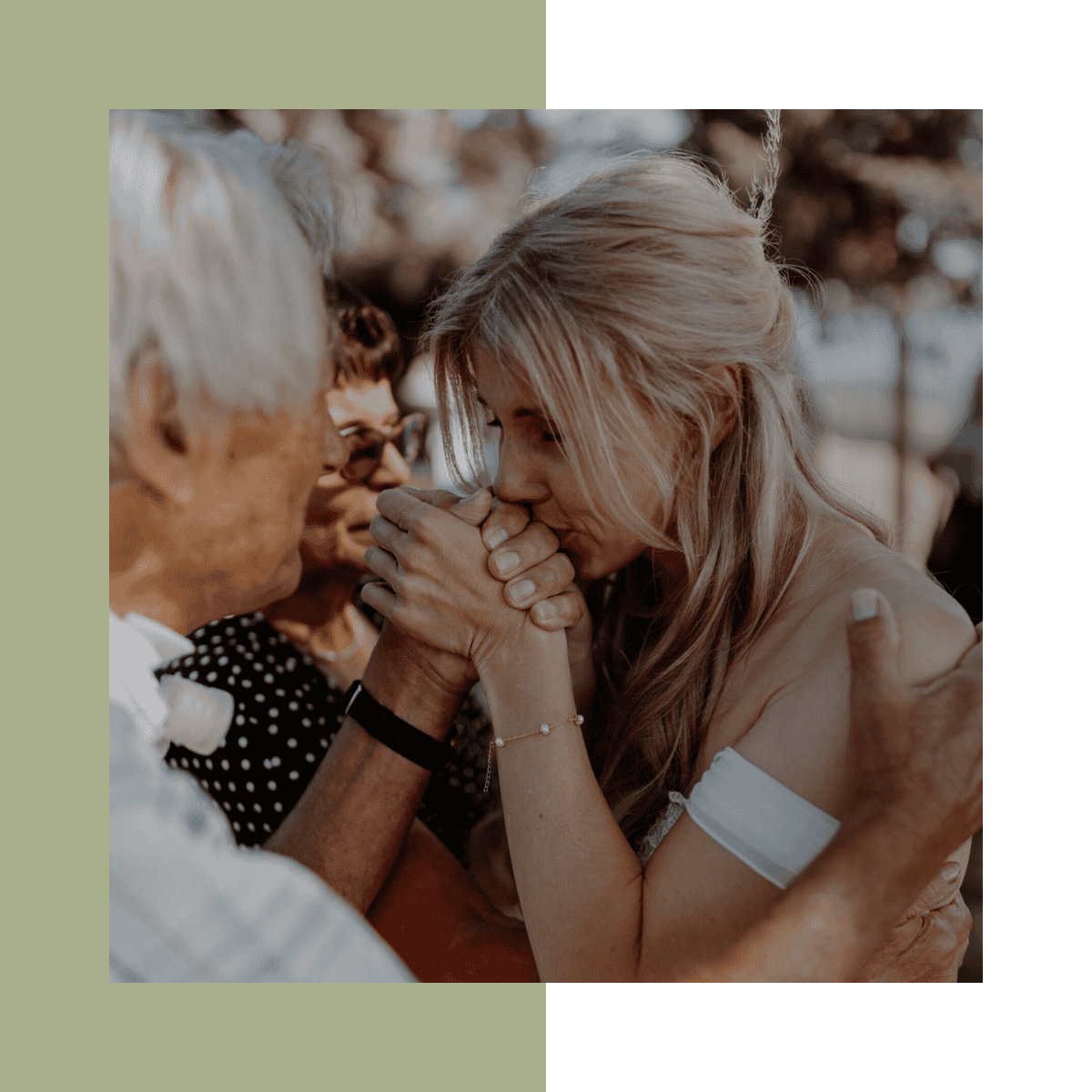 Junge Frau küsst ältere Frau liebevoll auf die Wange, emotionale Umarmung.