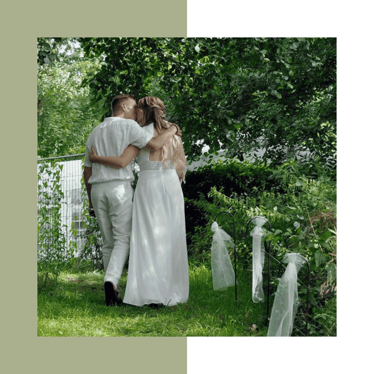 Brautpaar bei Hochzeit im Garten, umgeben von Natur und Dekorationen.