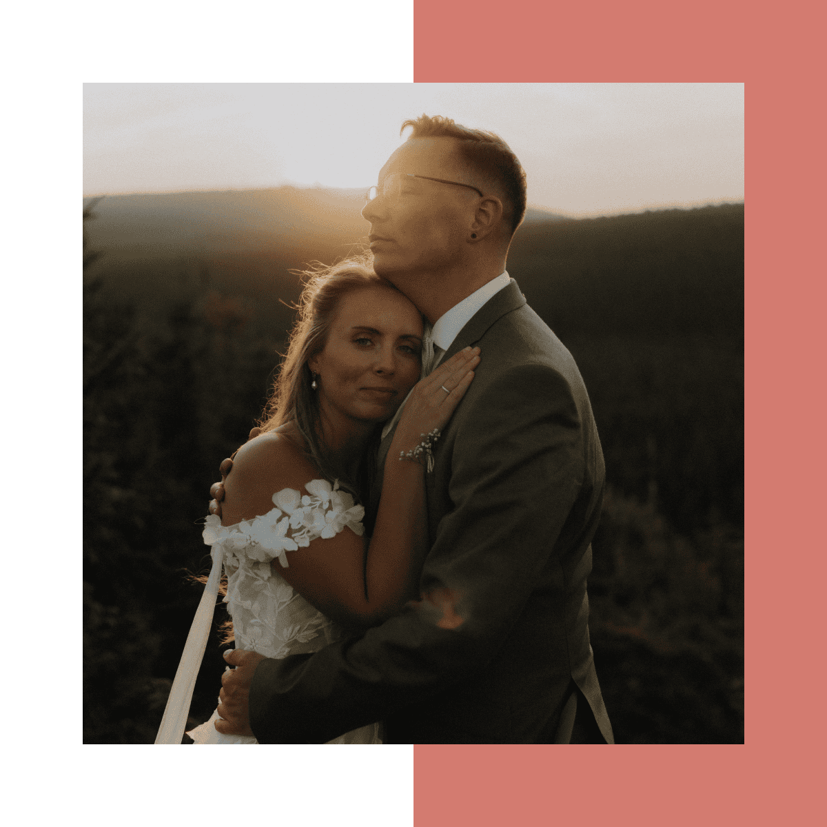 Hochzeitspaar umarmt sich bei Sonnenuntergang, romantische Atmosphäre, Natur im Hintergrund.